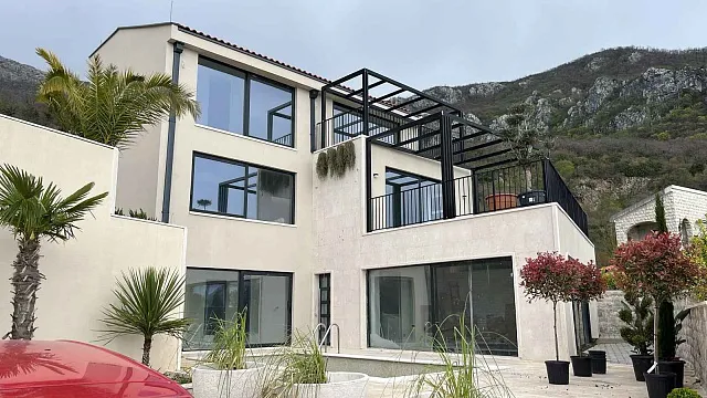 Exklusive Kollektion aus zwei Panoramavillen
